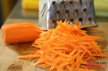 Морковь натираем на терке.