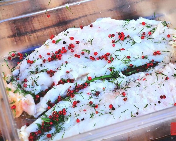 посыпаем филе трески розовым перцем