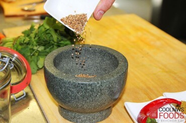 Теперь займемся маринадом: в ступке измельчаем семена кориандра. Грузины широко используют в кулинарии тимьян, у них он "кондари" называется.