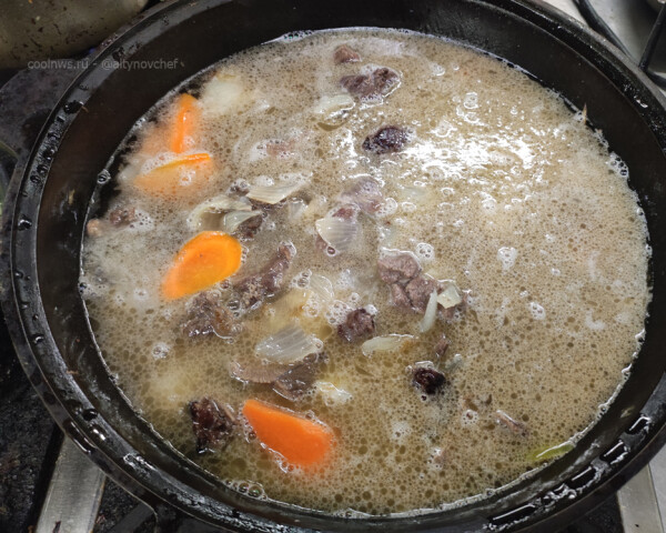 Наливаем воды так, чтобы покрывало мясо. Тушим на слабом огне 1 час.