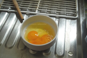 Яйцо взболтать кисточкой.