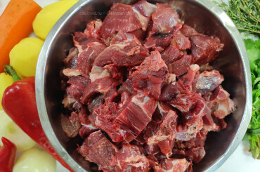 Мясо кабана нарезаем крупными кусками.