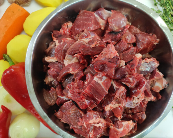 Мясо кабана нарезаем крупными кусками.