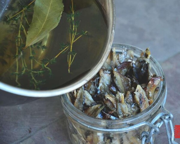 заливаем пряным маслом анчоусы