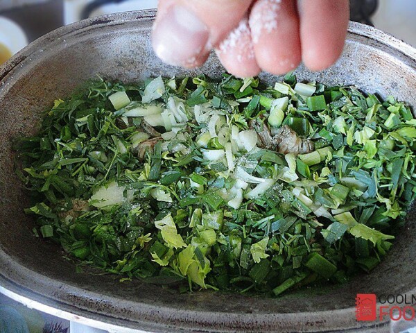 укладываем зелень слоями поверх мяса