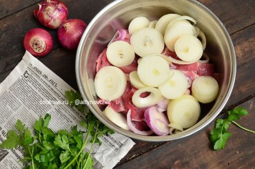 Добавляем репчатый лук, нарезанный кольцами.