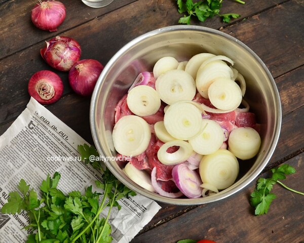 Добавляем репчатый лук, нарезанный кольцами