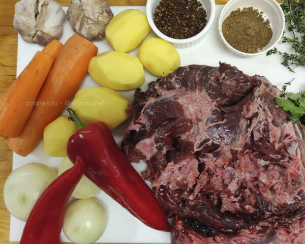 Ингредиенты для жаркого из кабанятины. Мясо кабана предварительно предлагаю замочить с вечера в слабом растворе воды и уксуса. Чтобы убрать резкий запах и размягчить мясо.