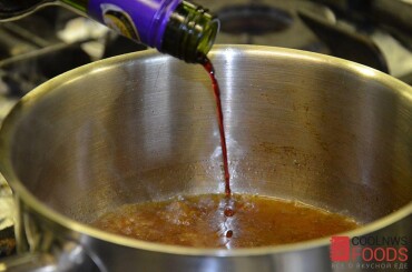 Когда мясо почти готово, приготовим соус: возьмем часть мясного сока из кастрюли, добавим красное сухое вино...
