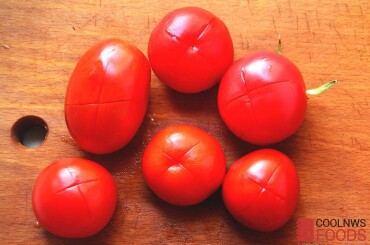 В конце жарки добавляем очищенные от кожици томаты.