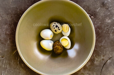 Сварим перепелиные яйца в течение 10 минут. Чтобы перепелиные яйца хорошо числились, их чистят в холодной воде. 