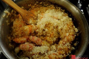 Готовый рис должен чуть быть твердым (аль-денте) в конце варки в ризотто добавляем натертый пармезан, немного тимьяна можно добавить чуть соли и свежемолотый перец