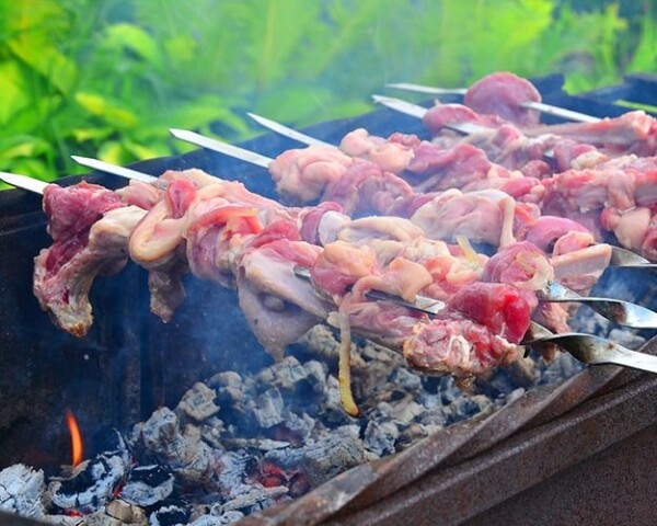 Насадите кусочки на шампуры, мясо чередуйте с мякотью на косточке.
