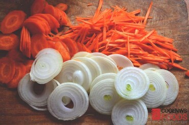 Репчатый лук нарезаем не тонкими кольцами. Часть моркови нашинкуем соломкой, а другую часть - тонкими кружками.