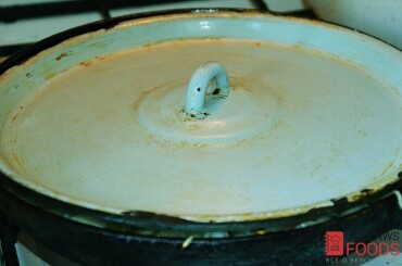 После того как обжарили капусту с луком, накрываем сковороду крышкой и тушим на медленном огне, периодически помешивая еще 7-8 минут.