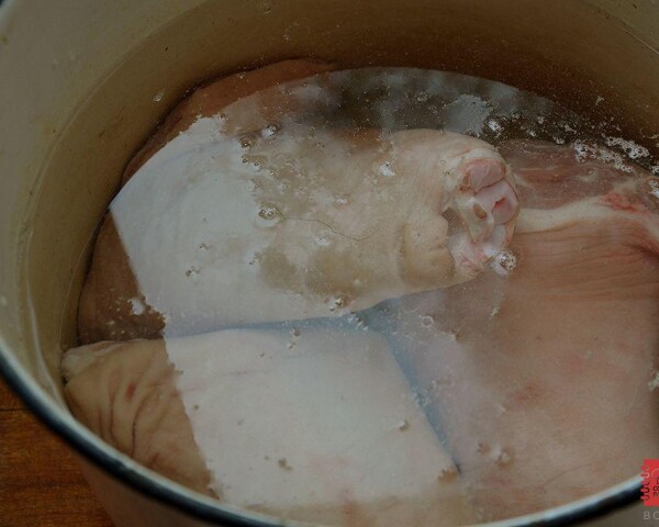 замачиваем рульки в воде с уксусом