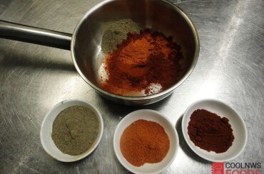 далее подготовим острый соус "лазы" для лагмана: соединим кайенский острый перец, молотую паприку и черный молотый перец. Соотношение 1:1.