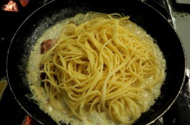 Кладем спагетти в подготовленный соус из "панчеты" и сливок...
