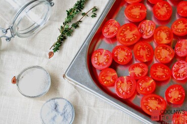 Нарезать томаты пополам. Посолить и посахарить. В некоторых рецептах советуют вынуть середину с семечками у томатов. Но я воздержусь от этого! так как в семечках заключается весь цимес продукта. Именно они придают столь яркий аромат вяленым томатам. Итальянские бабушки делают именно так.