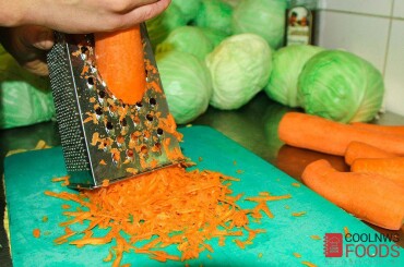 Морковь трем на крупной терке.