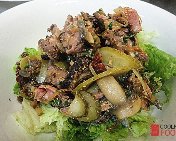 На листья салата выкладываем массу из грибов и мяса