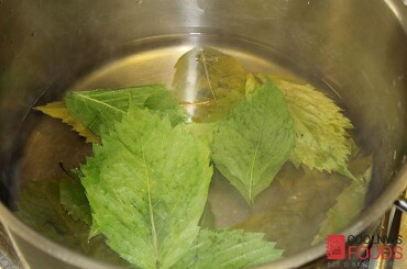 Кидаем виноградные листья в кипящую, подсоленную воду на пару минут