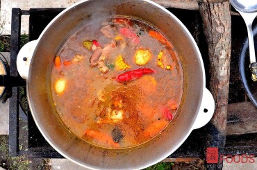 Советую добавить немного томатной пасты или свежих помидор без кожи. Вкус шурпы станет более насыщенным.