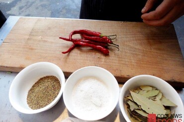Нарезаем острый стручковый перец, добавляем соль, лавровый лист и смесь перцев.