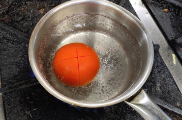 Опускаем томаты в кипящую воду на 10 секунд.