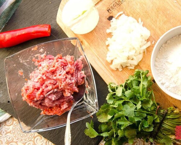 репчатый лук нарезаем мелким кубиком