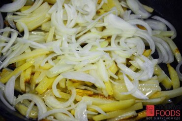 Обжариваем картофель на раскаленной сковороде с большим количеством растительного масла. Когда картофель подрумянится - добавить, нарезанный соломкой, репчатый лук. Накрыть сковороду крышкой на две минуты.