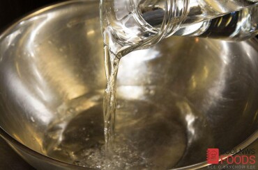 Первым делом приготовим дрожжевое тесто для хачапури. Рецепт дрожжевого теста самый простой. Просто в глубокую посуду наливаем воду и немного нагреваем.