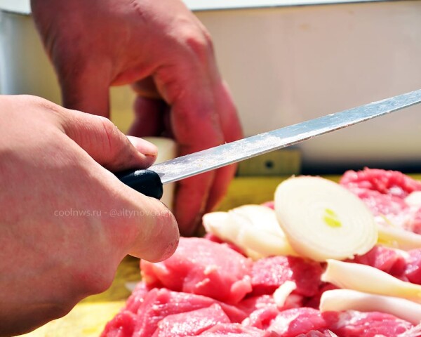 Добавляем к нарезанному мясу репчатый лук нарезанный кольцами или дольками.