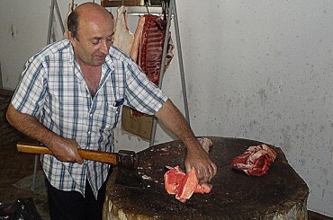 Грузины для шашлыка предпочитают мясо свинины