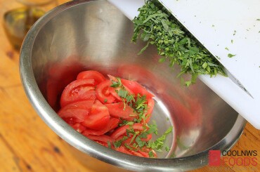 Добавить в миску с нарезанными томатами.