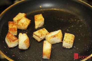 Нагреть сковороду со сливочным маслом. Обжарить хлеб, гренки посыпать листиками тимьяна.