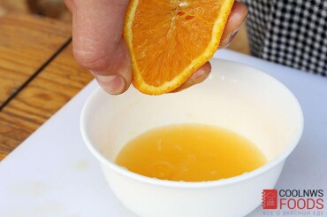 Теперь сделаем заправку: выдавим в плошку сок апельсина.