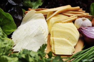 Сыр сулугуни очень вкусен со свежей зеленью, горячим хлебом пури и запивать все нужно освежающим тархуном.