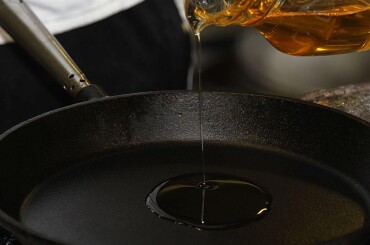 На разогретую сковороду наливаем ароматное подсолнечное масло.