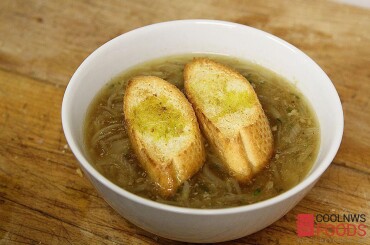 Гренки кладем в тарелку с супом. Сбрызгиваем оливковым маслом....