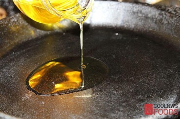 На раскаленную сковороду добавляем нерафинированное подсолнечное масло.