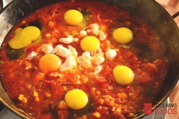 Затем, прямо в горячий соус добавляем куриные яйца.
