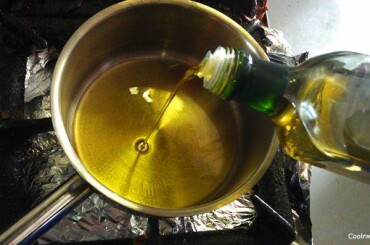 Наливаем в сотейник нерафинированное оливковое масло.