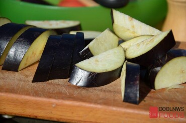 Баклажаны режем вдоль пополам и нарезаем пластиком.