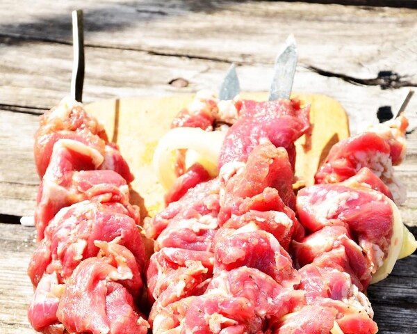 шампура с мясом подготовлены
