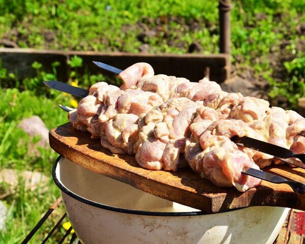 Насадить шашлык на шампуры так, чтобы мясо не прокручивалось.