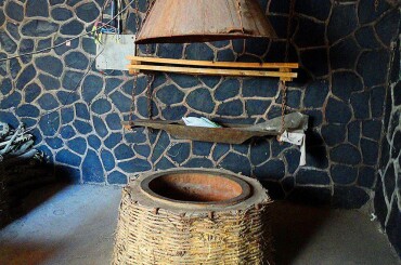 Вот так выглядит печь для приготовления шотис пури - тонэ. Сделана из глины, а вокруг засыпана землей! Таким древним способом пекут грузинский хлеб шотис пури до сегодняшних дней.