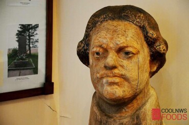 Скульптура Ибрагима Ганнибала из дуба в музее-усадьбе.