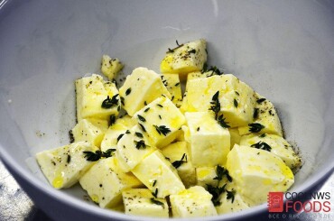 Сначала замаринуем домашний сыр: нарежм его небольшими кубиками (1 на 1 см). Посыпаем свежемолотым перцем, добавим оливковое масло и тимьян. Если сыр слабосоленый - то добавим соль.