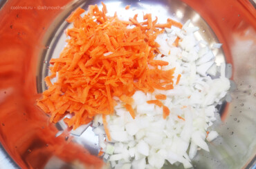Делаем зажарку: пассеруем лук и морковь